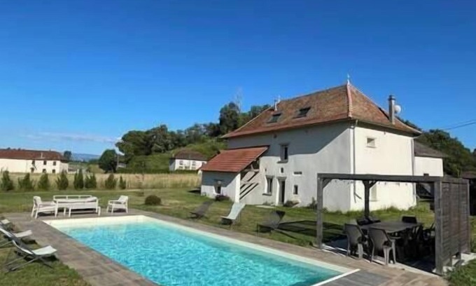 Saint-Sorlin-de-Morestel House | Gîte le Clos Margherite. 14 Personnes Piscine