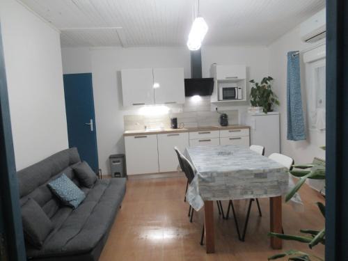 Villeneuve-de-Berg Apartment | Gîte la Chaumette appartement Turquoise