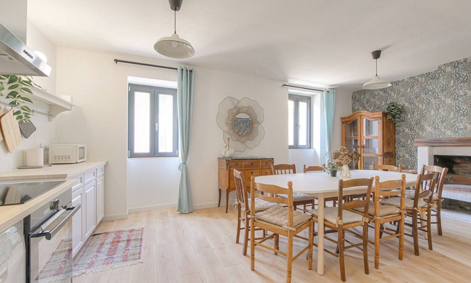 Lagnieu House | Gîte La Terrasse, near CNPE and Via Rhôna, ideal for cycling enthusiasts!