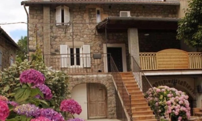 Meyras House | Gîte le Camélia