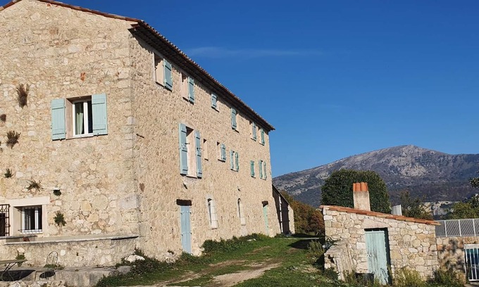 Gourdon Apartment | Gîte Le Colombier n ° 2 in a former sheepfold
