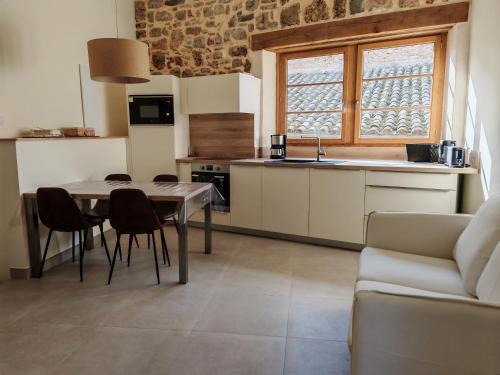 Saint-Georges-de-Luzencon House | Gîte Mandaline avec jacuzzi intérieur
