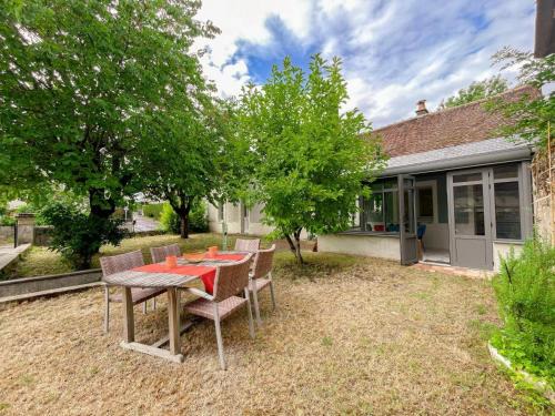 Montlouis-sur-Loire House | Gîte proche châteaux, jardin, parking, max 4 pers - FR-1-381-631