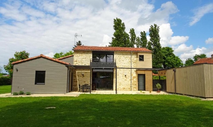 Bourneau House | Gîte rénové avec jardin et terrasse près de Thiré, festival de musique baroque, idéal pour familles - FR-1-426-538