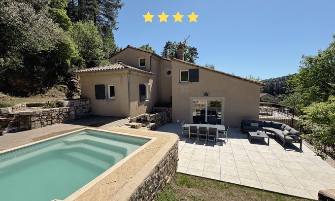 Ucel House | Gîte Spacieux à la Campagne Avec Salle de jeu et Piscine