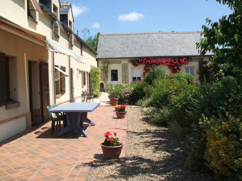 Thoire-sur-Dinan House | Gîte spacieux avec billard, cheminée & terrasse, près de la forêt de Bercé, Wi-Fi & activités nature - FR-1-410-337