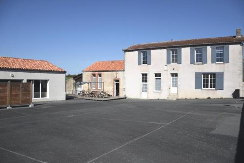 Les Chatelliers-Chateaumur House | Gîtes de l'ancienne école, 24 personnes