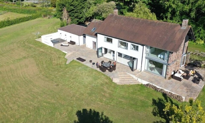 Pill House | (G)STUNNING SUBSTANTIAL HOUSE IN EXCLUSIVE LOCATION