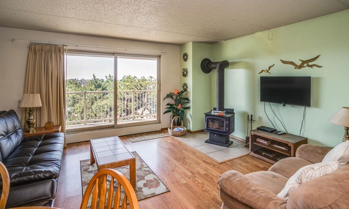 Gearhart Condo | G605 - First Floor Gearhart House No Cleaning Fees