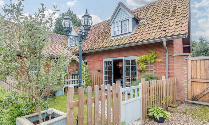 Market Rasen Cottage | GABLES COTTAGE, pet friendly, with open fire in Market Rasen
