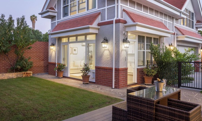 Mount Lawley House | Gables on the Park - Grand Home Stay