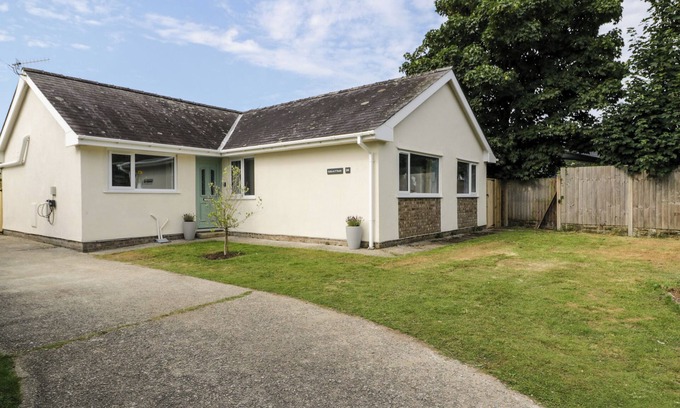 Morfa Bychan Cottage | GAGA AR Y TRAETH, pet friendly, with a garden in Morfa Bychan