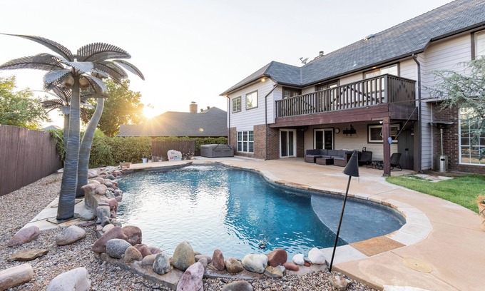 Oklahoma City Villa | GAILLARDIA COUNTRY CLUB⛳THREE KING BEDS🛏️HEATED POOL🏊HOT TUB♨️POOL TABLE🎱🏀