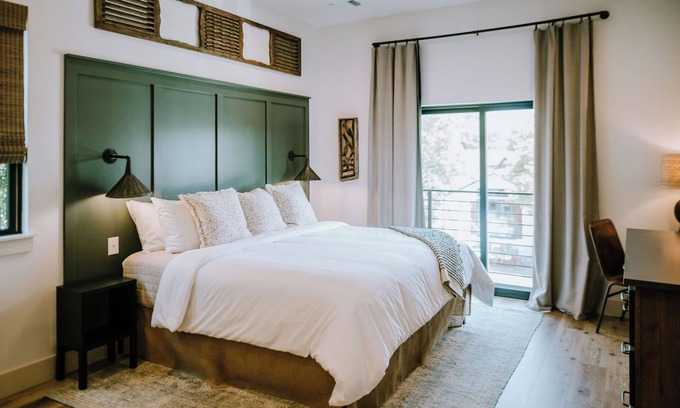 Wimberley Hotel | Gaines Ranch on the Square | Rancher’s Rest | King Bed Suite | Wimberley