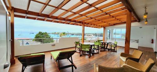 Bahia de la Academia Apartment | Galapagos Apartments - Bay View House