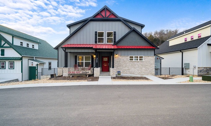 Table Rock Cabin | GAME DAY LODGE private BASKETBALL COURT, Indoor & Outdoor Pools, Hot Tub