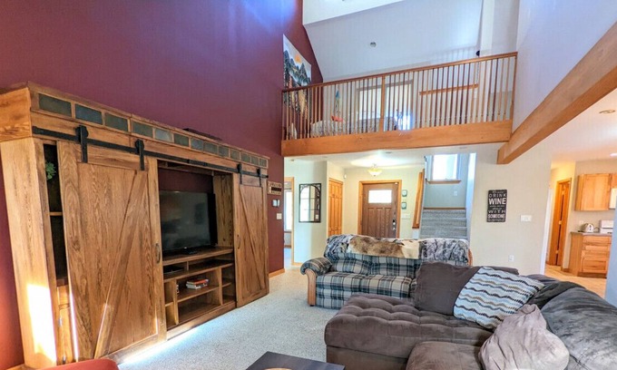 Albrightsville House | ☆ Game Garage! Spacious Home, Sleeps 10 ☆
