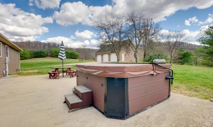 Hallsville House | Game Room and On-Site Pond Laurelville Retreat!