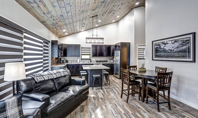 Deadwood House | Game room, fully paved roads, WiFi and luxury finishes