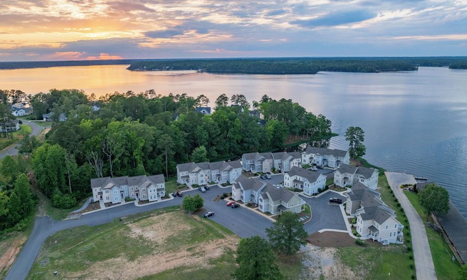 Eatons Crossing House | Game Room! Pontoon Rental~Boat Slip~Fire Pitnn