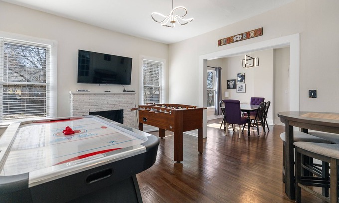 Harrison House | Game Themed, sleeps 12, king beds, walking distance to downtown & splash pad!