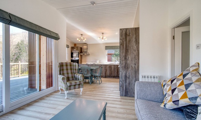 Crianlarich Ski Chalet | Gamekeeper Lodge loch and mountain view free wifi