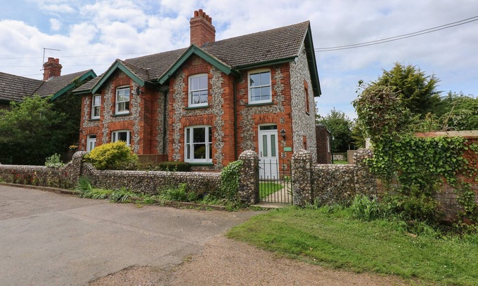 Titchwell Cottage | GAMEKEEPERS COTTAGE, pet friendly, with a garden in Brancaster