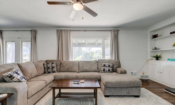 Des Moines Apartment | GameRoom/2BD/Centrally Located/Fast WiFi