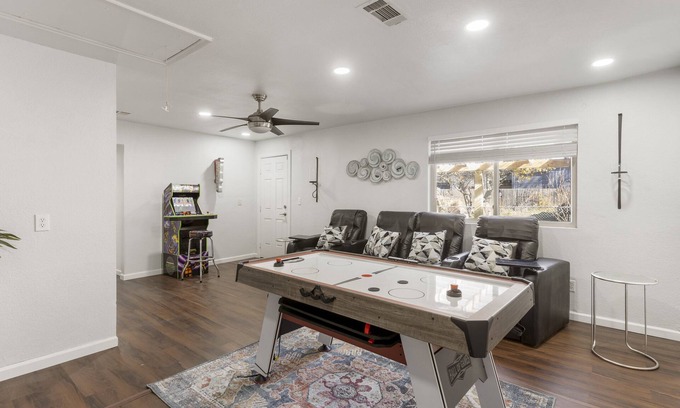 Broken Arrow House | Gameroom/Theatre room-7 Tv's-6 Beds-Spacious Kitchen-Air Hockey-PingPong-Arcade