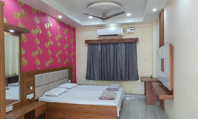 Varanasi Hotel | Ganga Vatika Banquets & Guest House