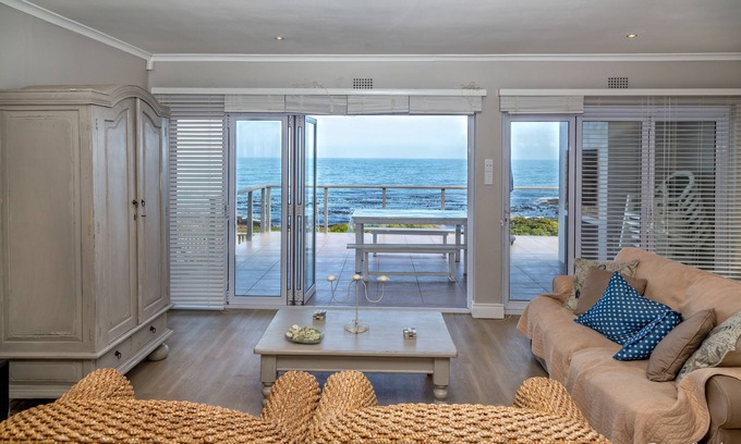 Gansbaai House | Gansbaai Seafront Holiday House: Ons C-huis