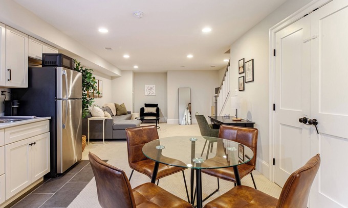 Capitol Hill Apartment | Garage, King Bed, and Queen Pullout in Cap Hill. Two Blocks to Metro/Restaurants