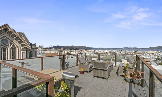 Pacific Heights Apartment | Garden Apartment in Cow Hollow/Marina District with rooftop deck!