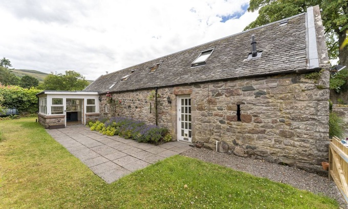 Gargunnock Cottage | Garden Cottage - a cottage that sleeps 6 guests in 3 bedrooms