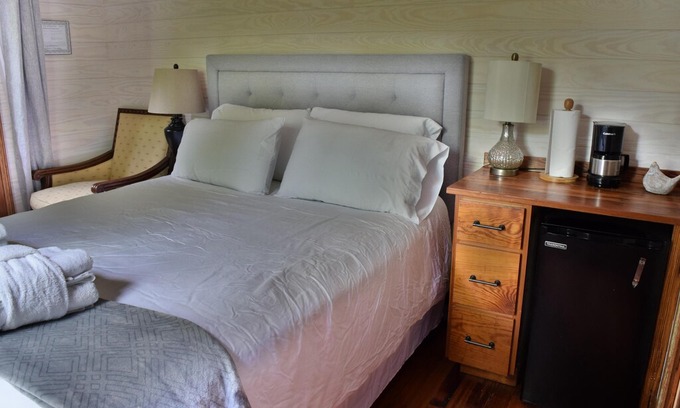 Cannonborough Elliotborough Cabin | Garden Cottage for the Budget minded Traveler