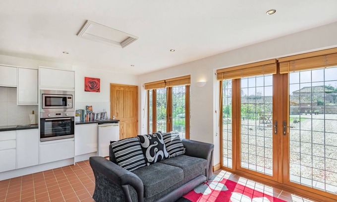 Spilsby Cottage | GARDEN COTTAGE, luxury holiday cottage, with open fire in Spilsby