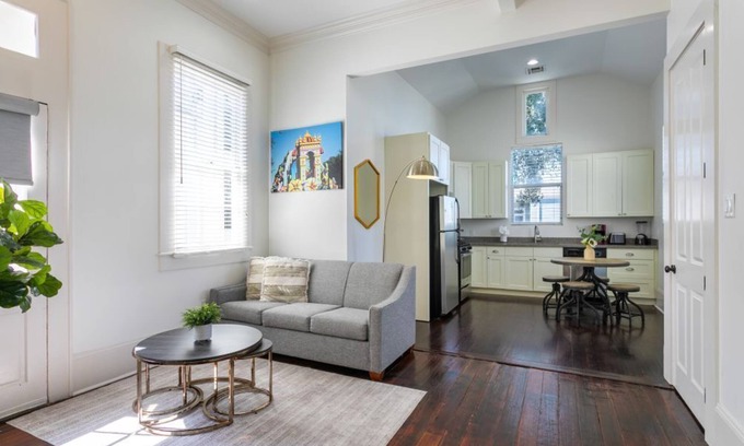 Faubourg Lafayette Condo | Garden District Gem: Courtyard, Pool & Great Location