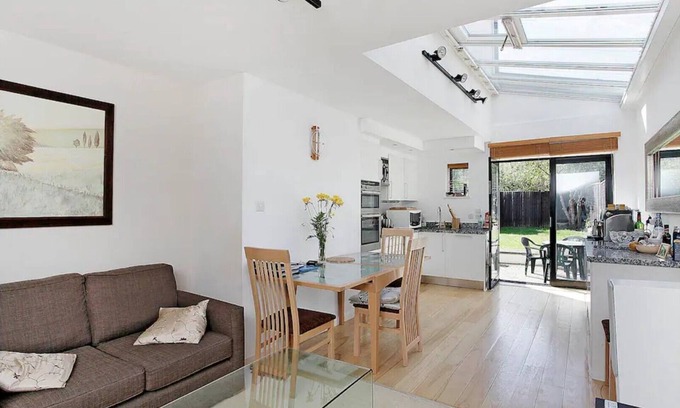 Wimbledon Condo | Garden Flat, Central Wimbledon & Parking, Close to Tennis