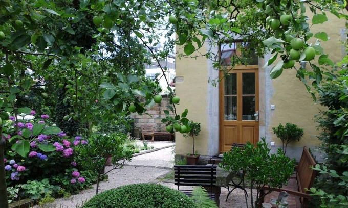 Laubegast House | Garden house in the village of Laubegast with guest garden