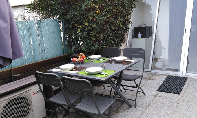 La Petite Motte Apartment | Garden level, 31 m2, air-conditioned, terrace 15 m2, private PK