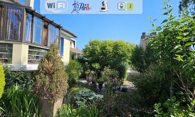 Herblay Apartment | Garden level of the house, in a green setting