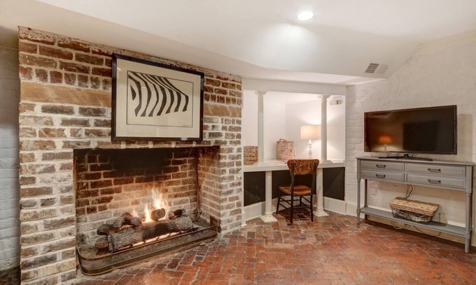 Historic Downtown Savannah Apartment | Garden Level in Historic B&B on Famous Jones Street