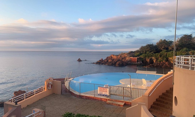 Le Trayas Apartment | Garden level sea view heated swimming pool air conditioning