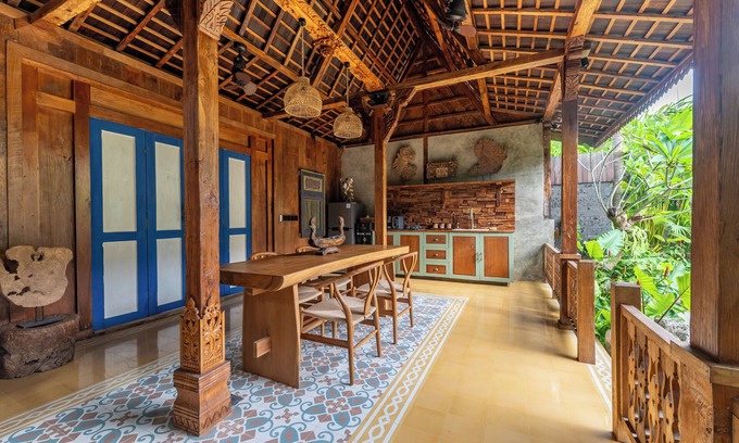 Batubelig Villa | Garden Oasis Wooden 2BR Villa in Batu Belig