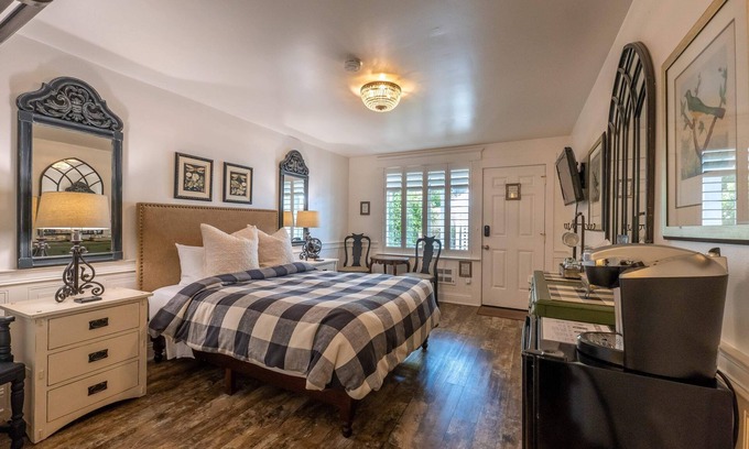 Bandon House | Garden Queen | Bandon Marina Inn