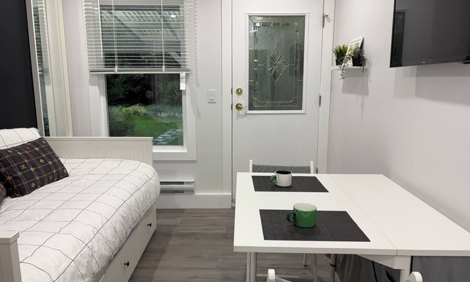 Richmond House | Garden Suite 1BR/1BA Near YVR & Ferries Private Entrance Self Check-In