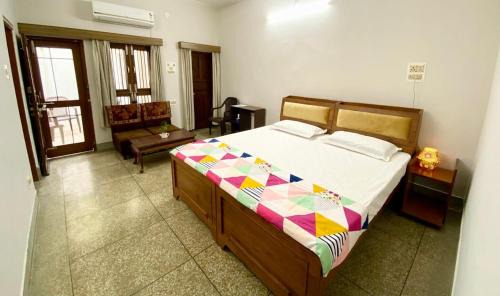 Gomti Nagar Bed & Breakfast | Garden View Residency