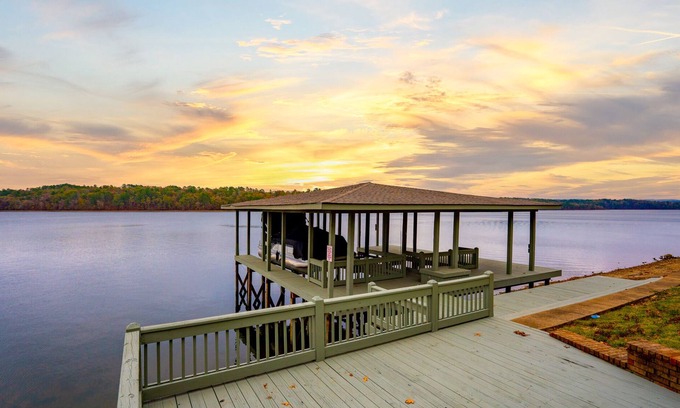 Hot Springs House | GARDEN VIEWS @ PARKWOOD- LAKEFRONT WITH COVERED BOAT SLIP!