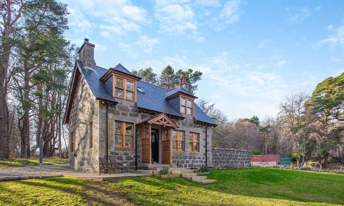 Huntly House | Gardeners Cottage at Craighead