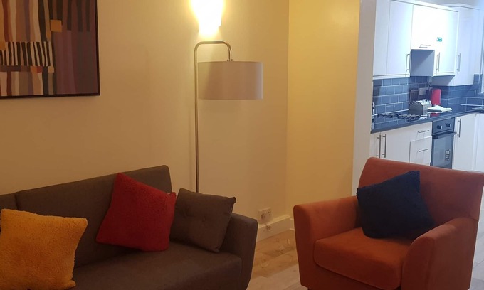 Woodside House | Garland Modern House with Private Parking & Garden Croydon
